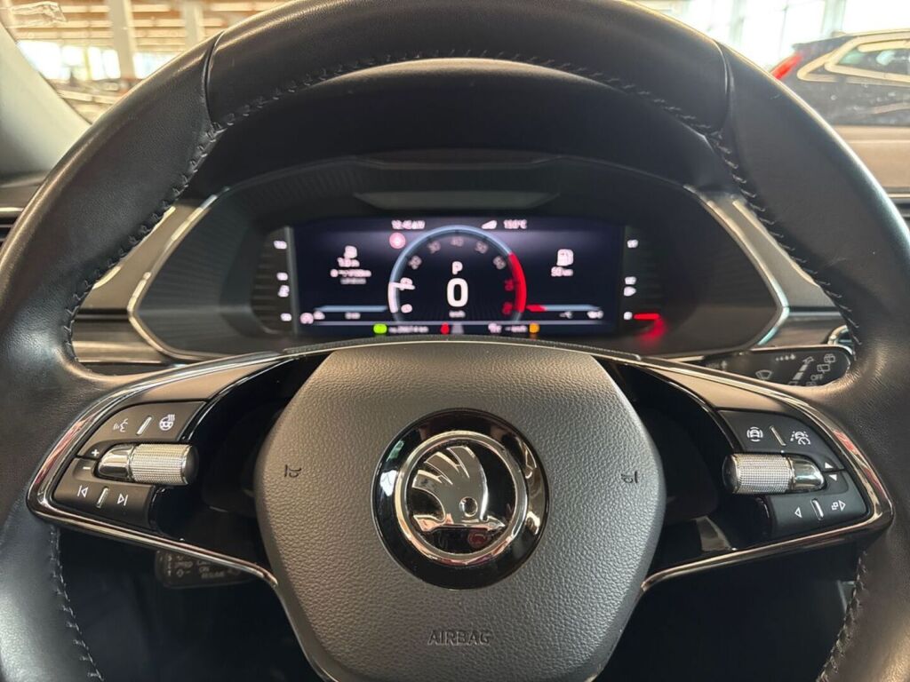 Skoda Superb 2022 Punainen