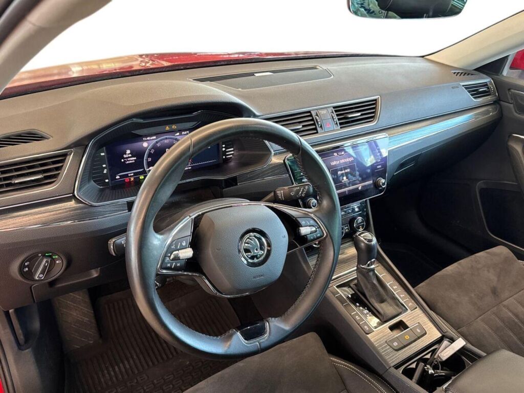 Skoda Superb 2022 Punainen