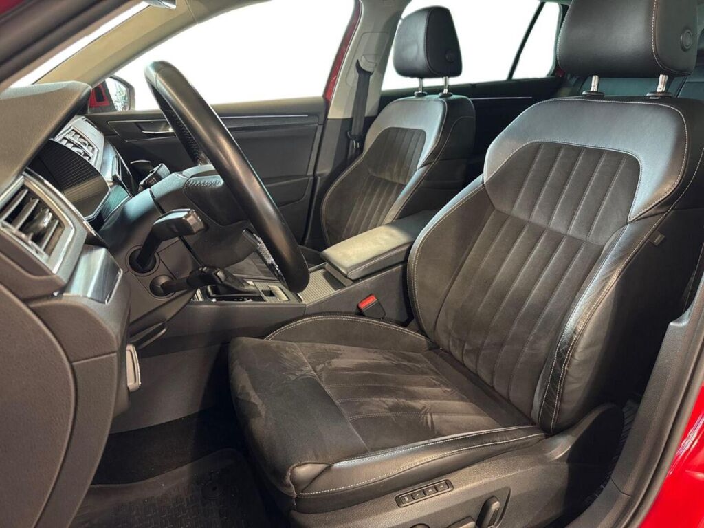 Skoda Superb 2022 Punainen