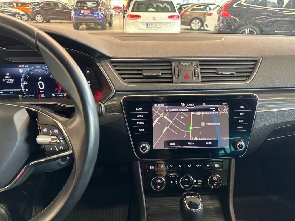 Skoda Superb 2022 Punainen