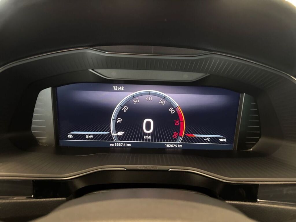 Skoda Superb 2022 Punainen