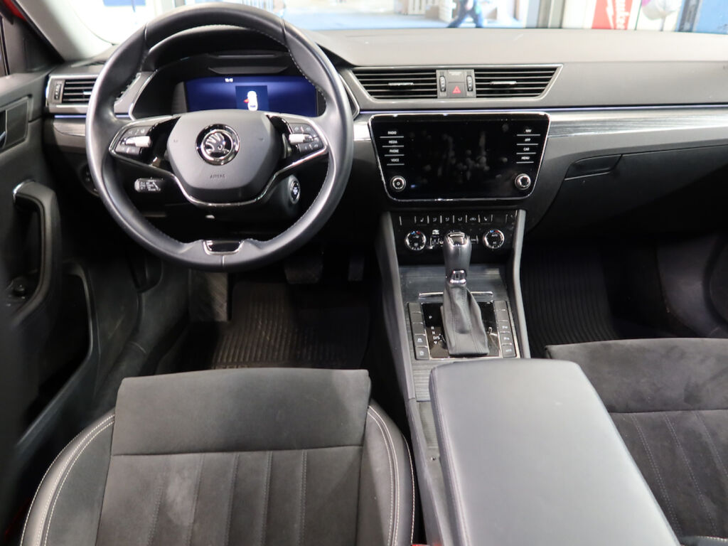 Skoda Superb 2022 Punainen