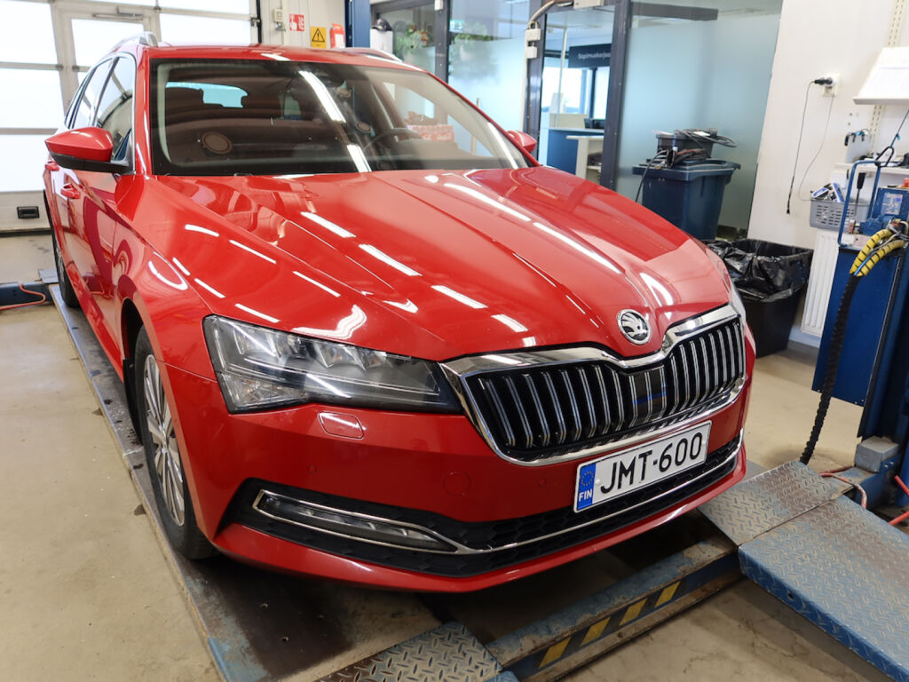 Skoda Superb 2022 Punainen