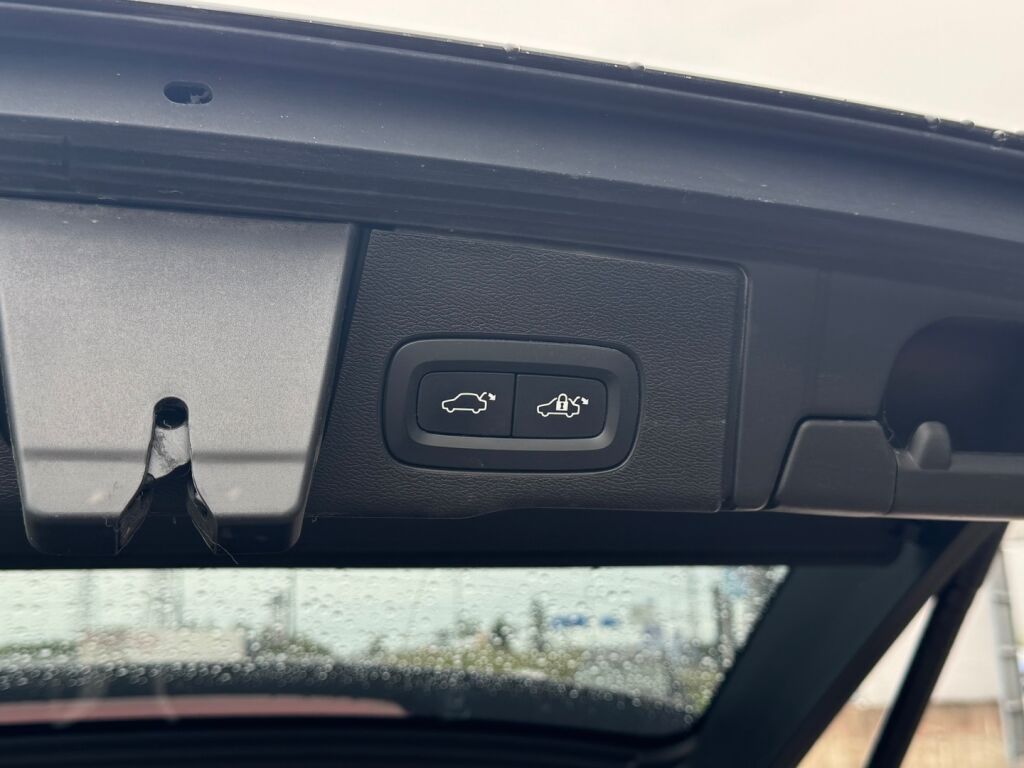 Volvo XC60 2023 Musta