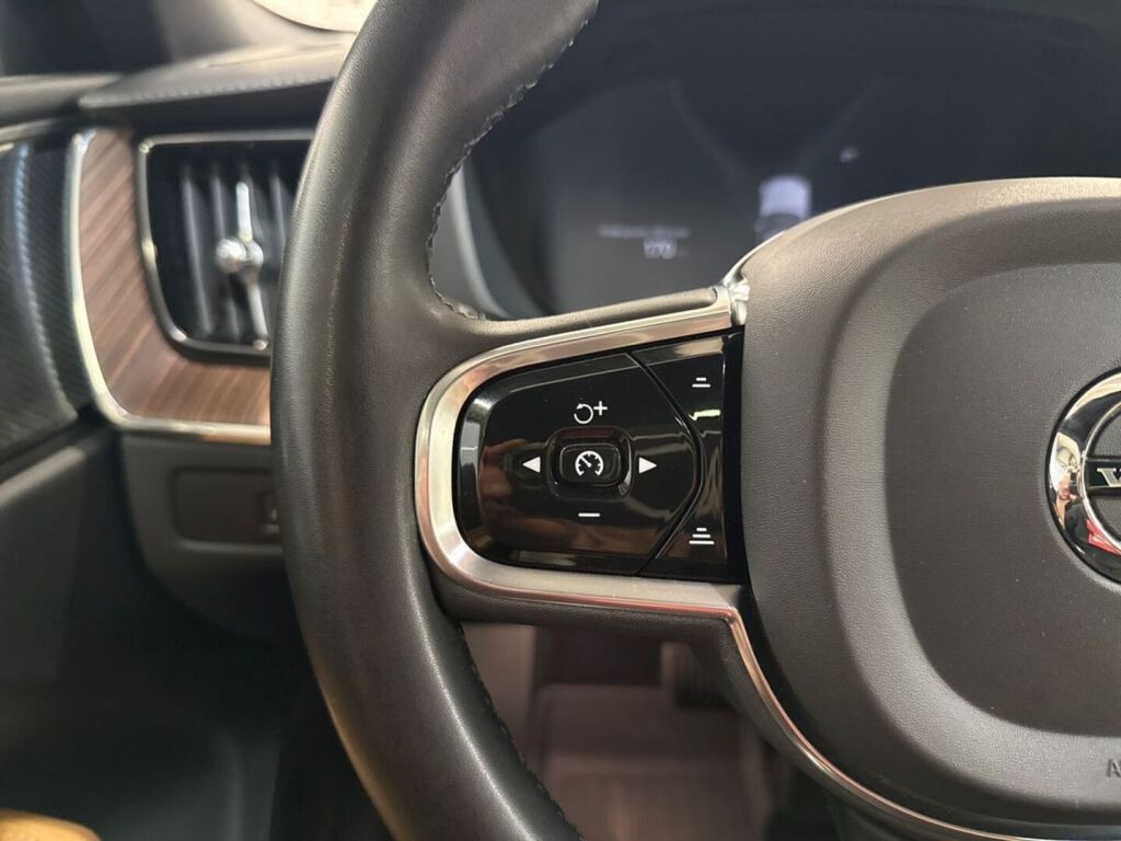 Volvo XC60 2023 Musta