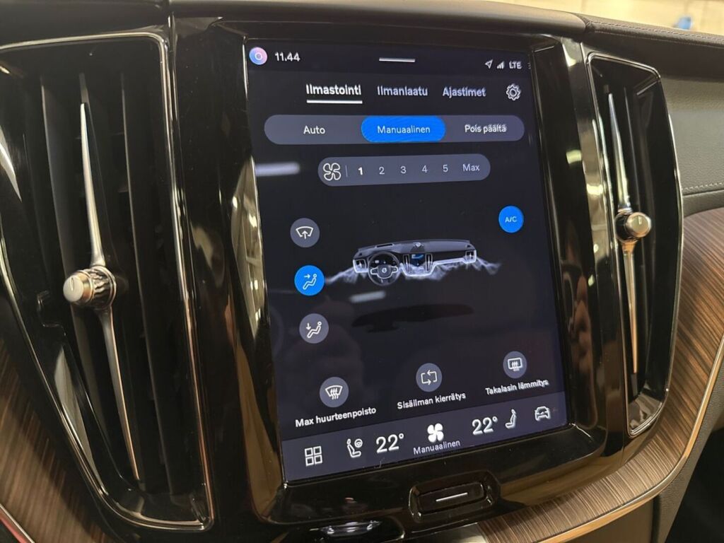 Volvo XC60 2023 Musta