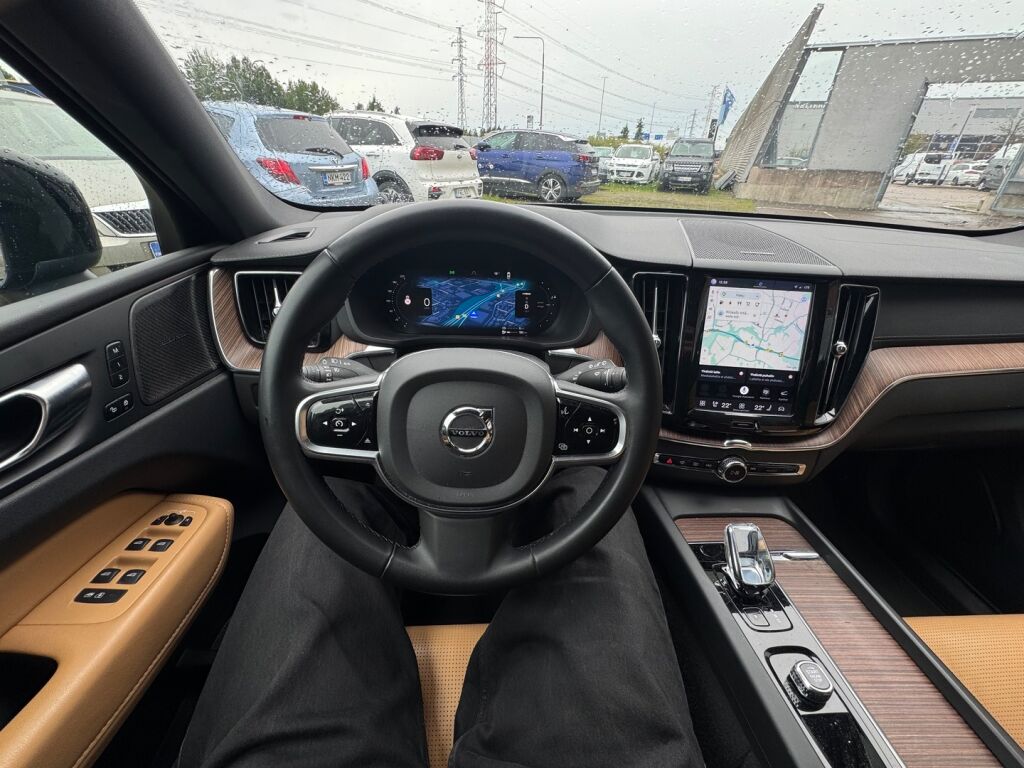Volvo XC60 2023 Musta