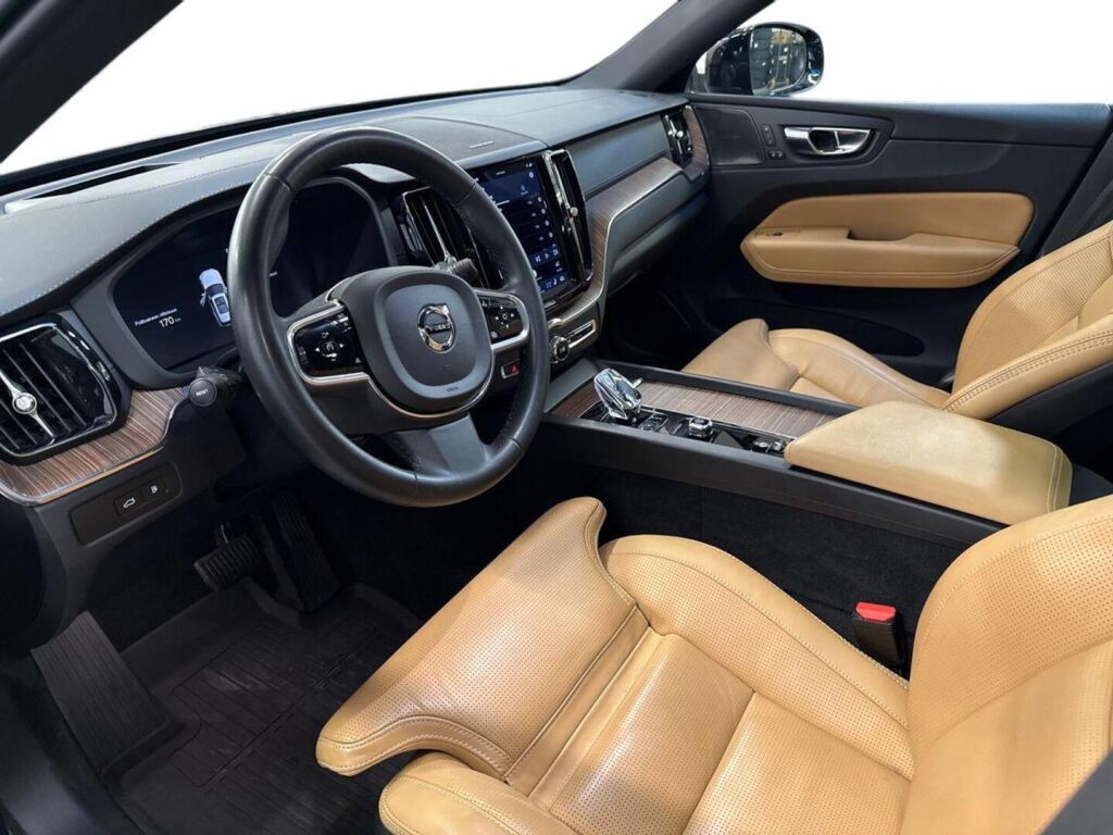 Volvo XC60 2023 Musta