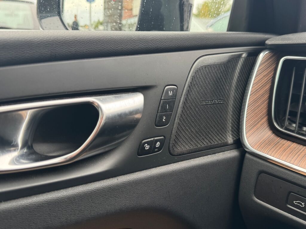 Volvo XC60 2023 Musta