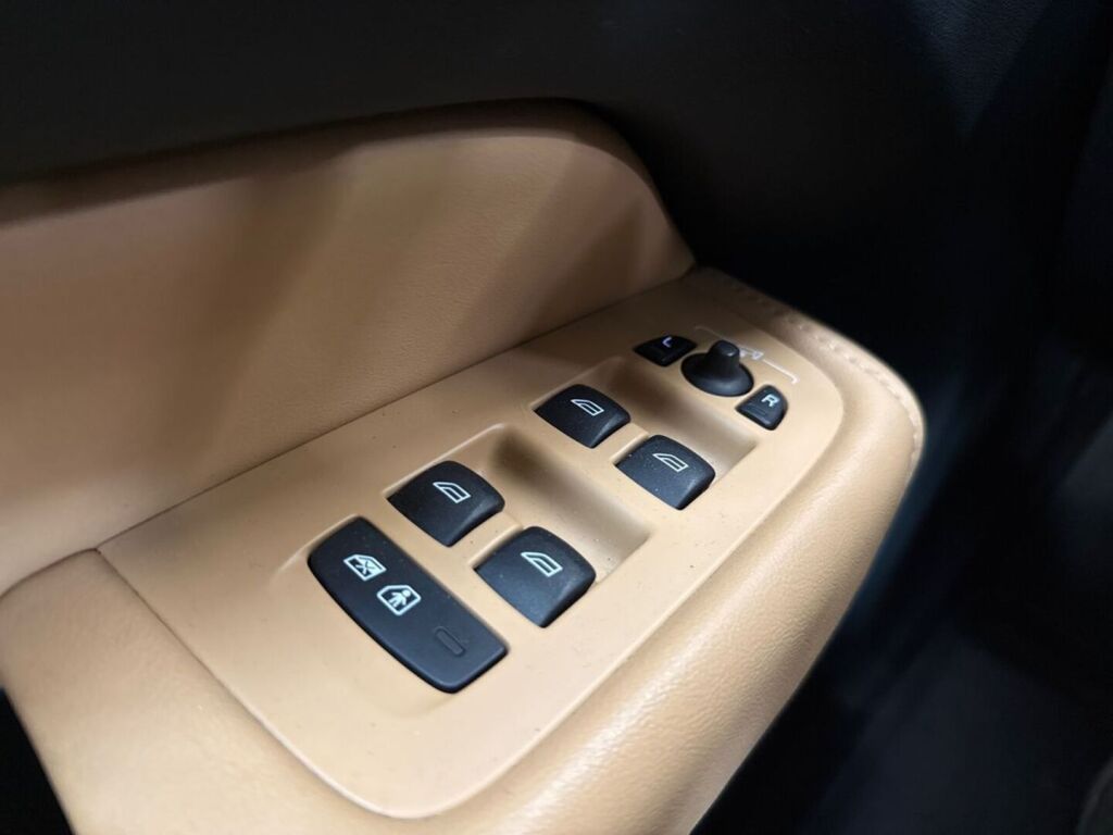 Volvo XC60 2023 Musta