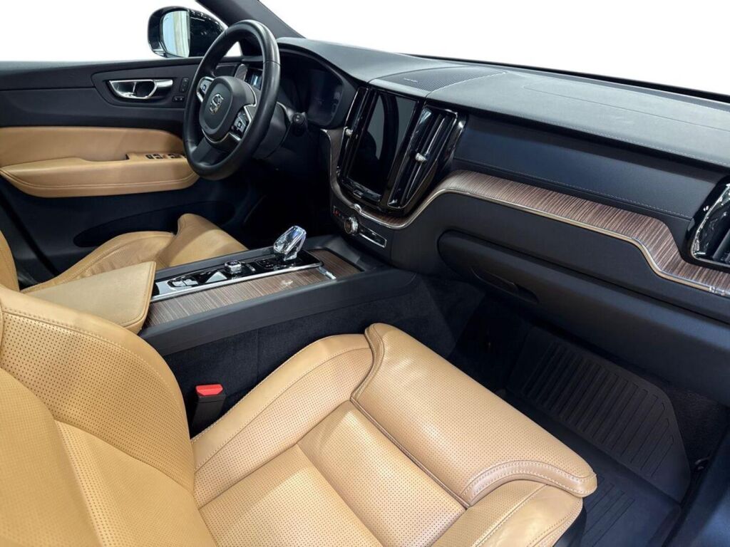 Volvo XC60 2023 Musta