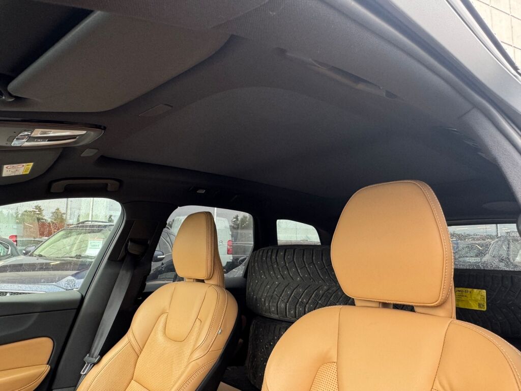 Volvo XC60 2023 Musta