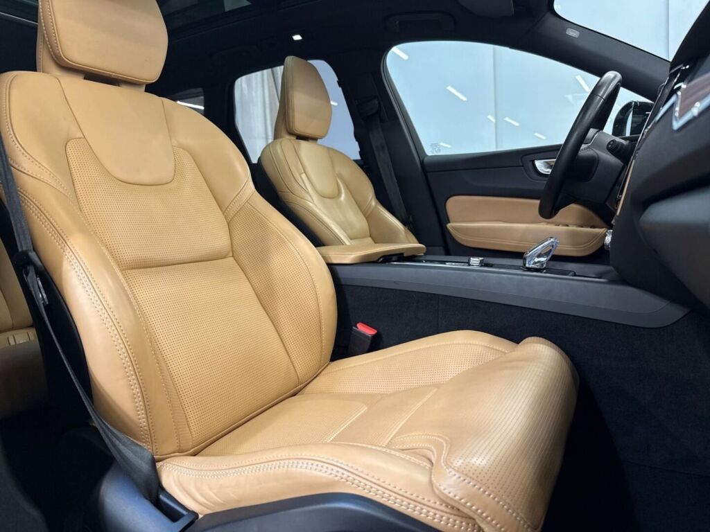 Volvo XC60 2023 Musta