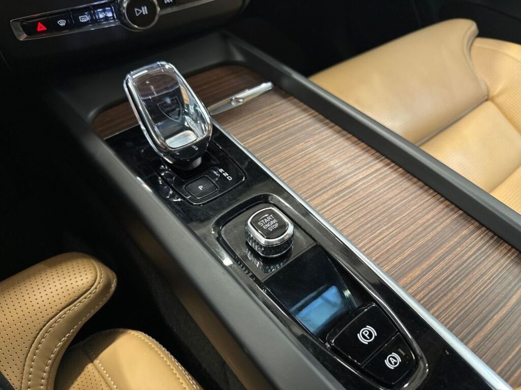 Volvo XC60 2023 Musta