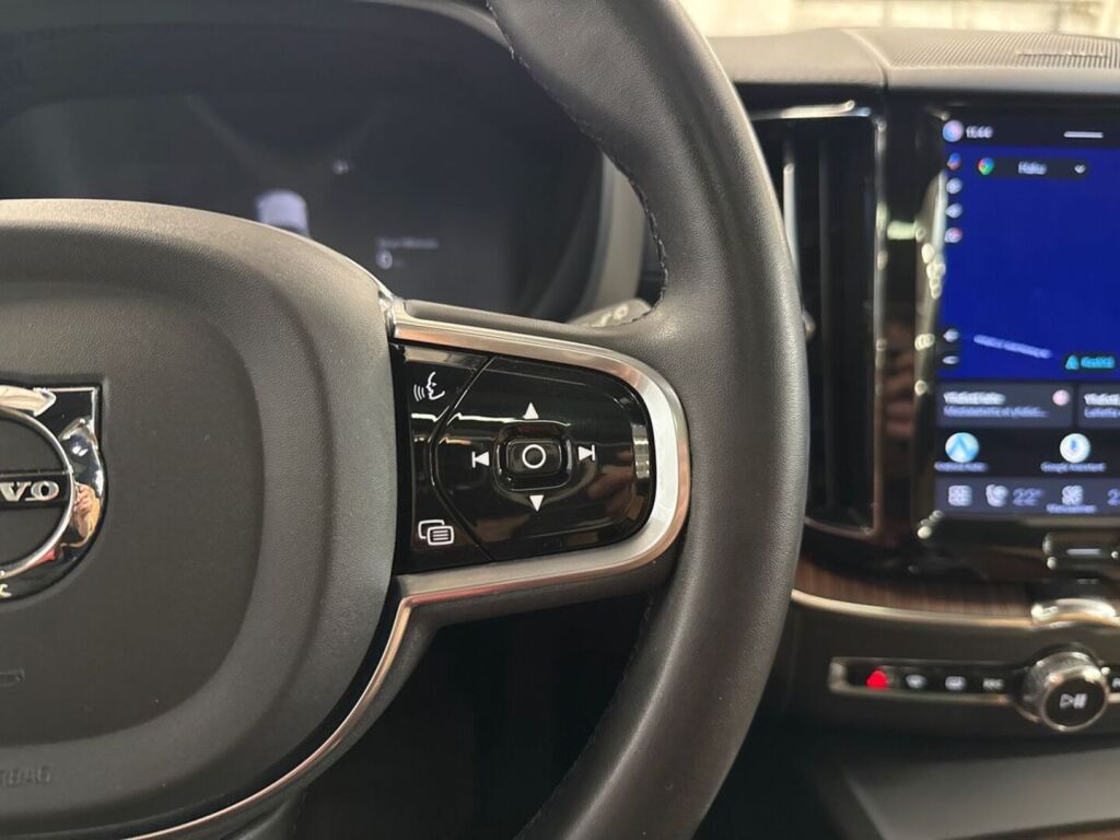 Volvo XC60 2023 Musta