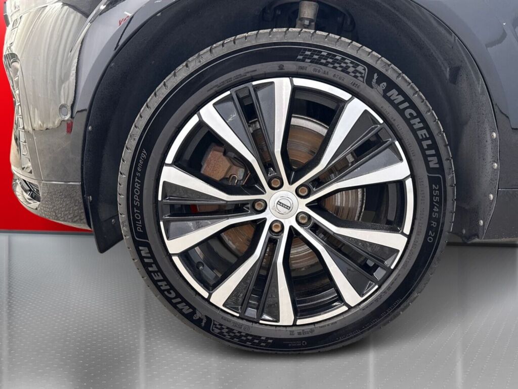 Volvo XC60 2023 Musta