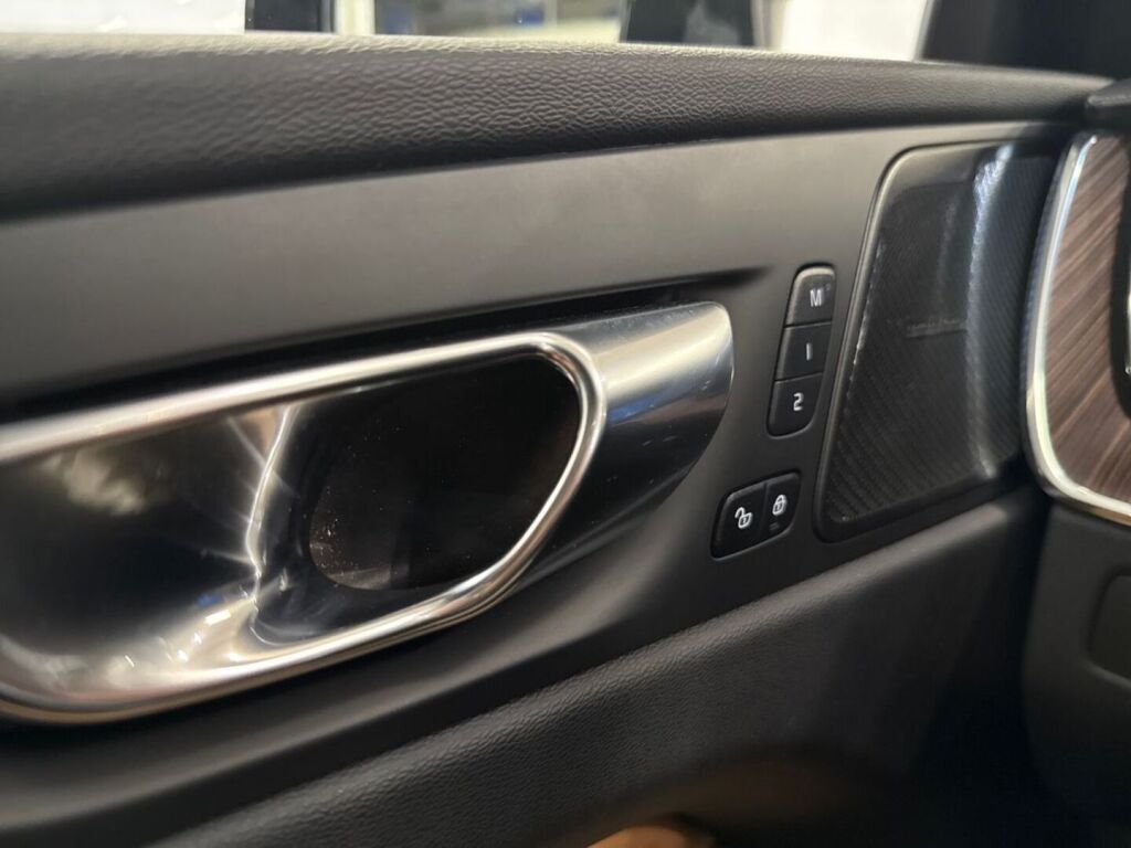 Volvo XC60 2023 Musta