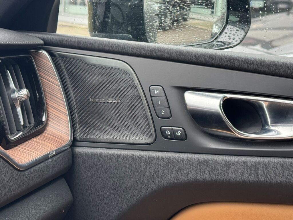 Volvo XC60 2023 Musta