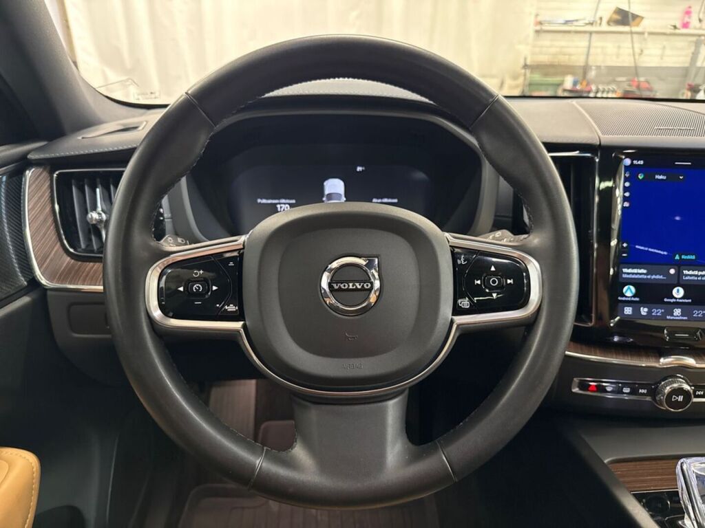 Volvo XC60 2023 Musta