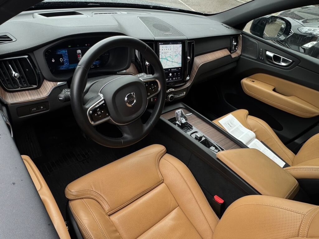Volvo XC60 2023 Musta
