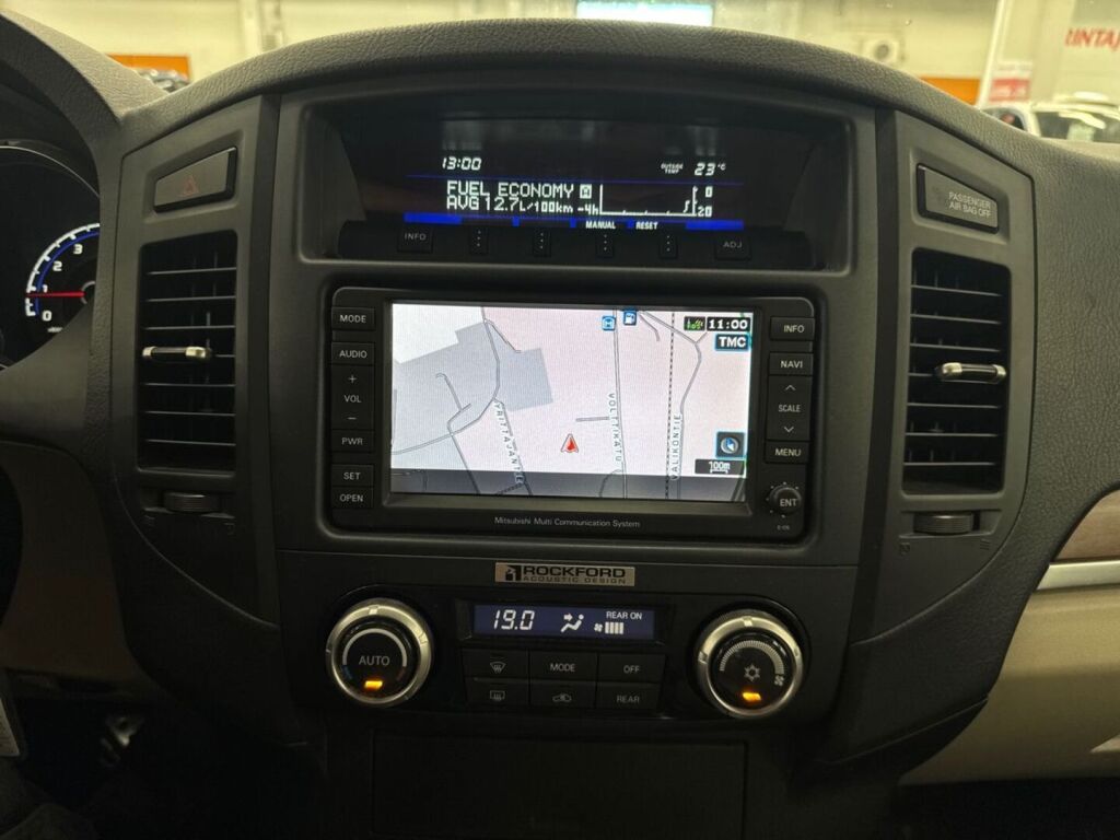 Mitsubishi Pajero 2011 Musta