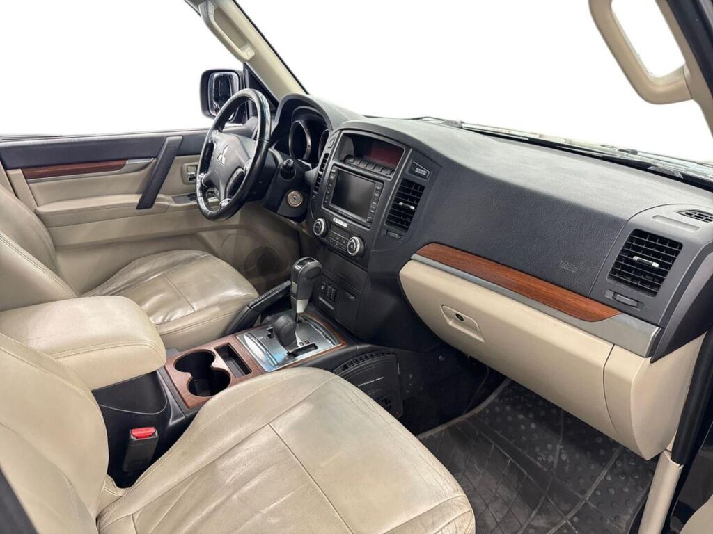 Mitsubishi Pajero 2011 Musta