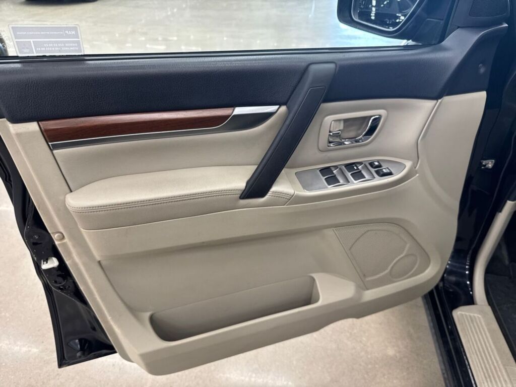 Mitsubishi Pajero 2011 Musta