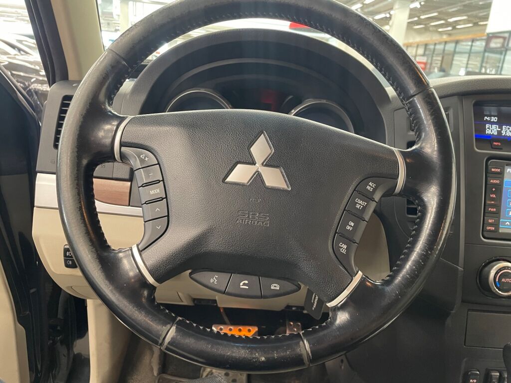 Mitsubishi Pajero 2011 Musta