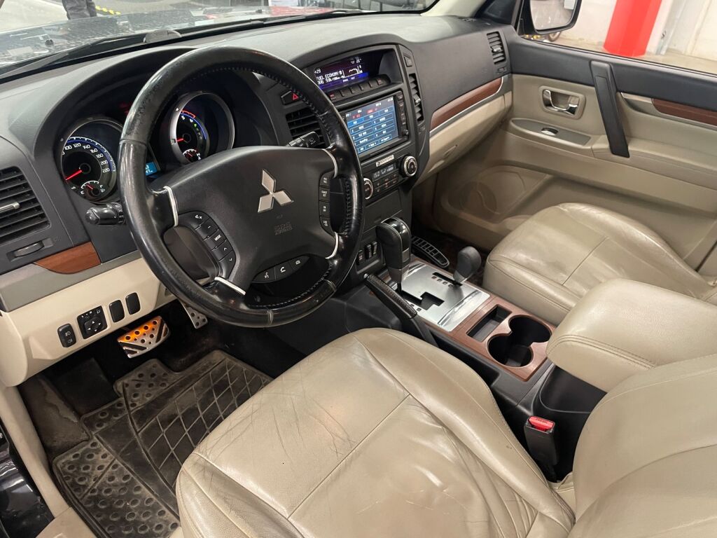 Mitsubishi Pajero 2011 Musta