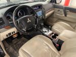 Mitsubishi Pajero 2011 Musta