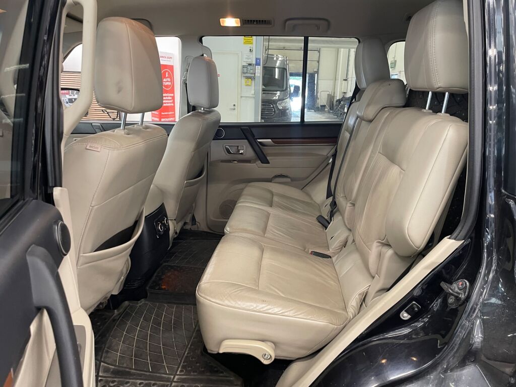 Mitsubishi Pajero 2011 Musta