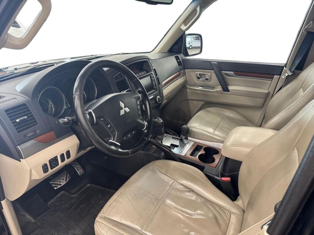 Mitsubishi Pajero 2011 Musta