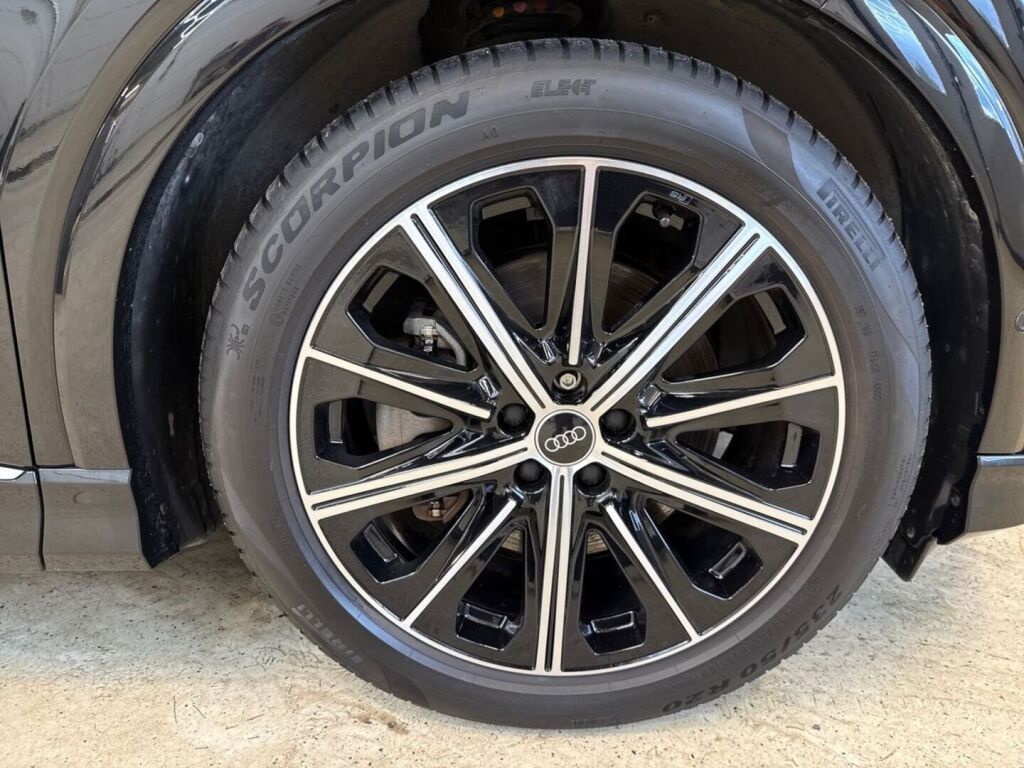 Audi Q4 e-tron 2023 Musta
