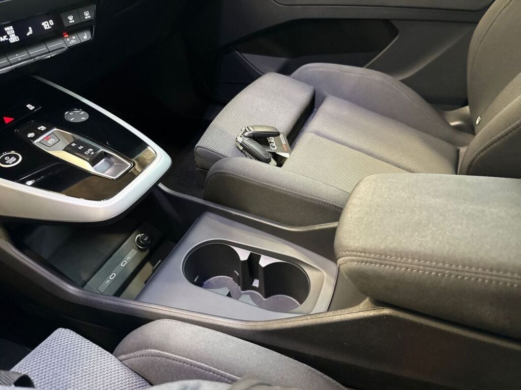 Audi Q4 e-tron 2023 Musta