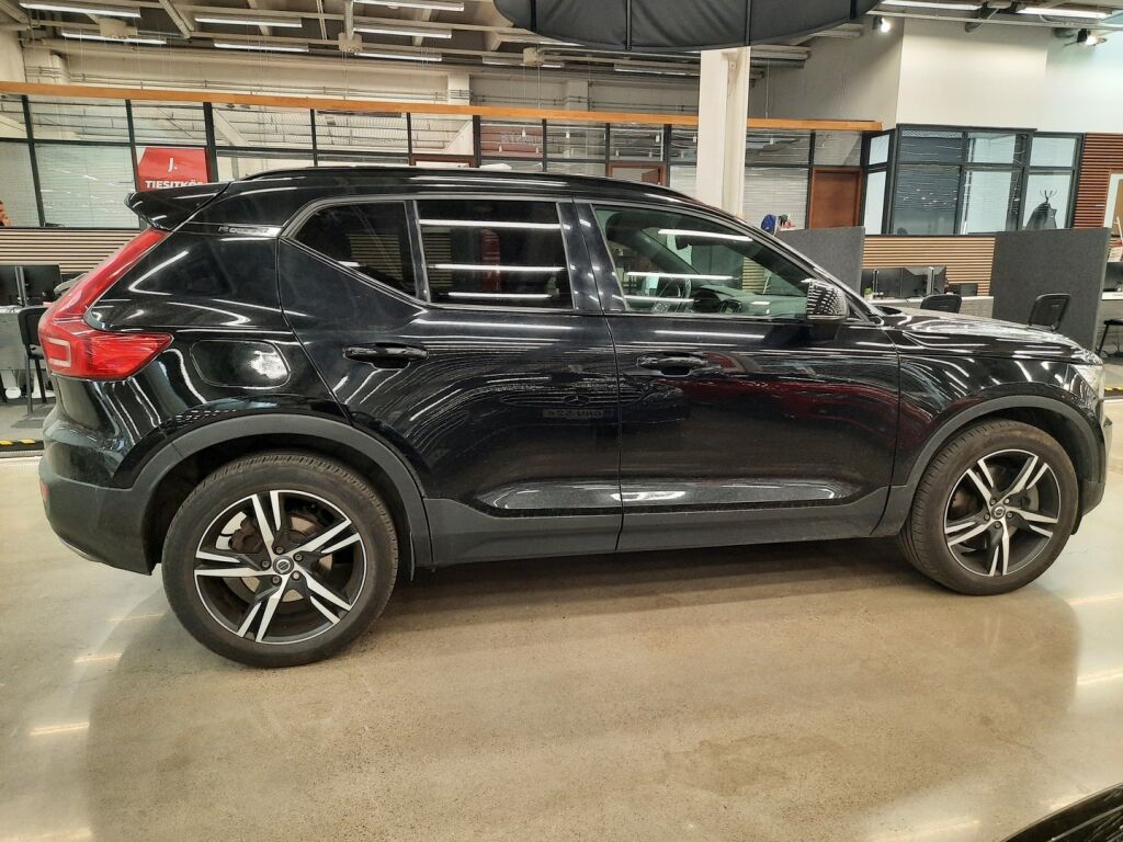 Volvo XC40 2020 Musta