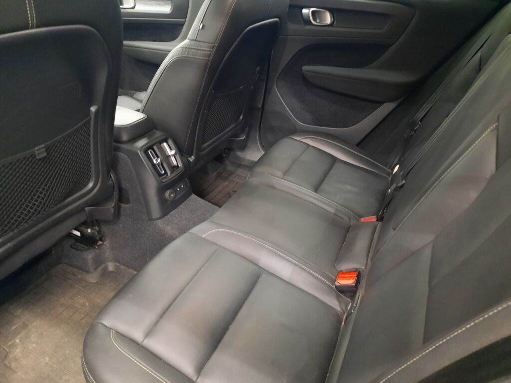 Volvo XC40 2020 Musta