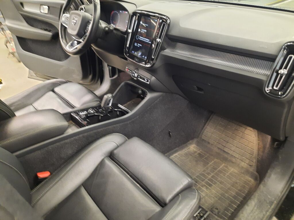 Volvo XC40 2020 Musta