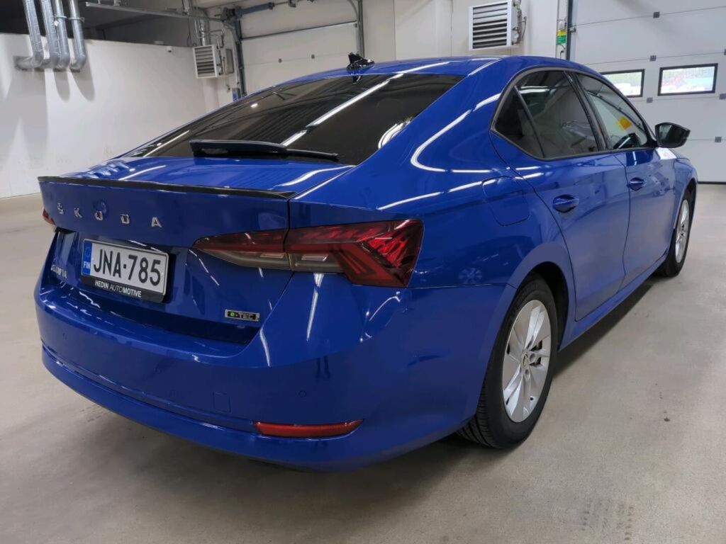 Skoda Octavia 2023 Sininen