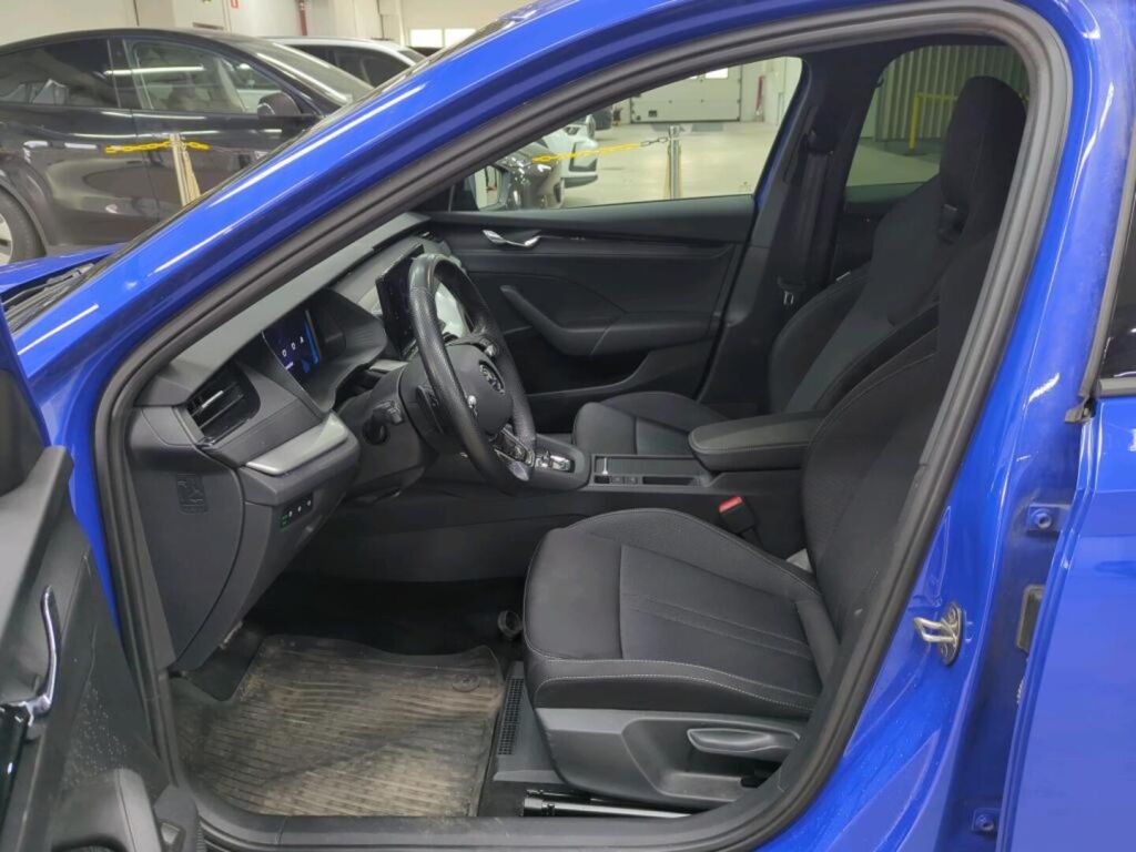 Skoda Octavia 2023 Sininen