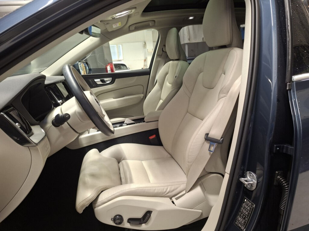Volvo XC60 2024 Sininen