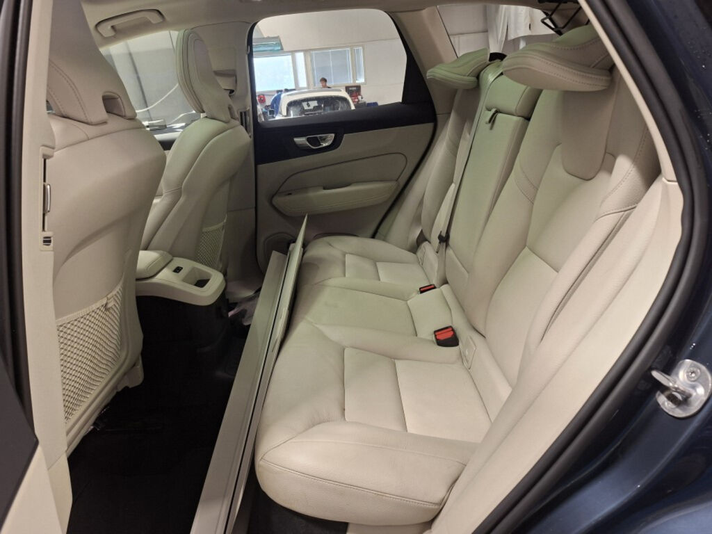 Volvo XC60 2024 Sininen