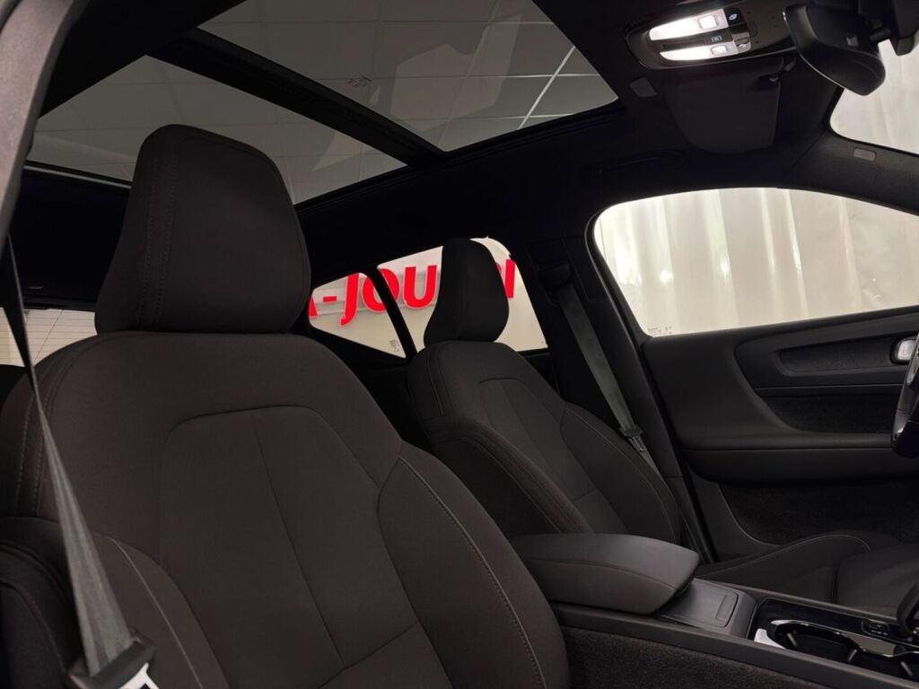 Volvo XC40 2024 Sininen