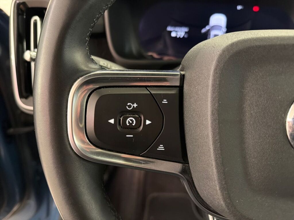 Volvo XC40 2024 Sininen