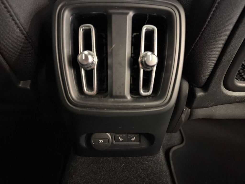 Volvo XC40 2024 Sininen