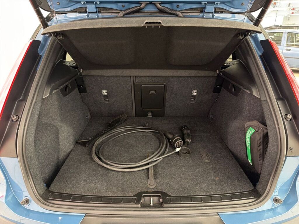 Volvo XC40 2024 Sininen