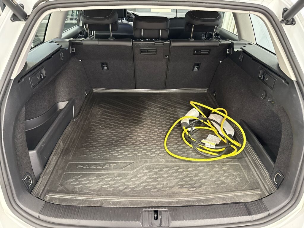 Volkswagen Passat 2021 Valkoinen