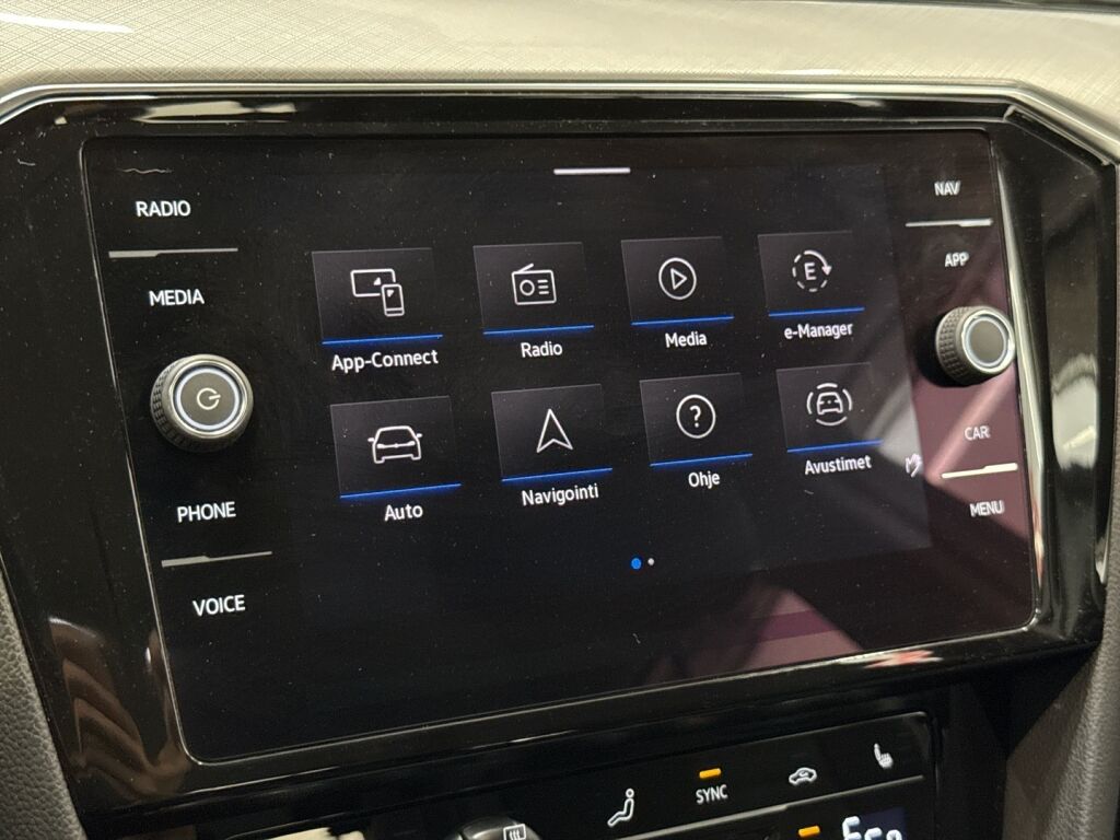 Volkswagen Passat 2021 Valkoinen