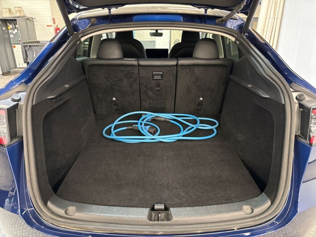 Tesla Model Y 2023 Sininen