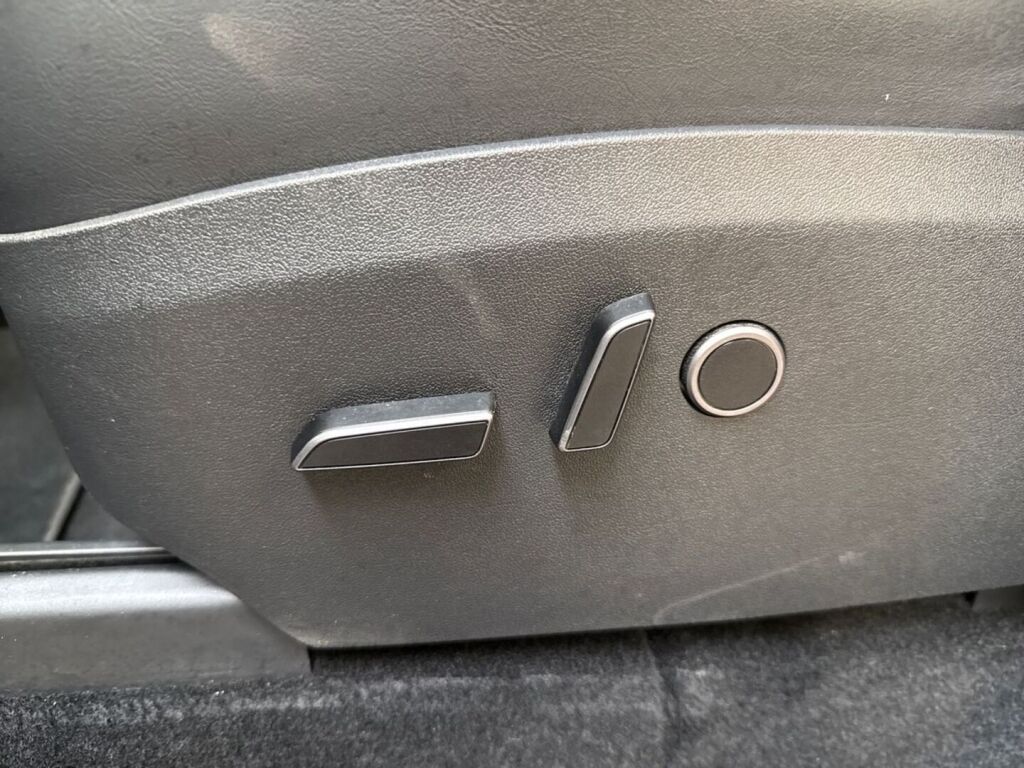 Tesla Model Y 2023 Sininen