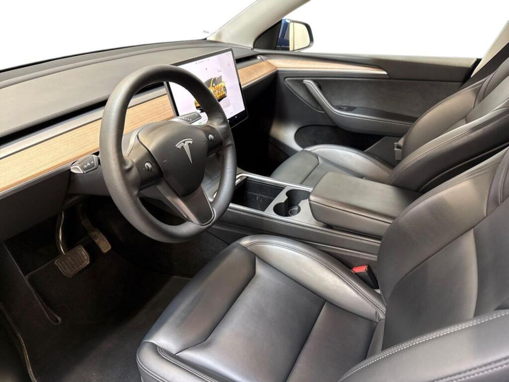 Tesla Model Y 2023 Sininen